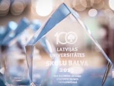 LIEPĀJAS VALSTS 1.ĢIMNĀZIJAI PASNIEGTA LATVIJAS UNIVERSITĀTES SKOLU BALVA