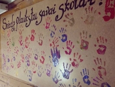 Sniedz plaukstu savai skolai