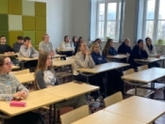 Ģimnāzisti apgūst finanšu pratību