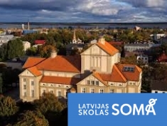 Teātra aizkulisēs ielūkojoties