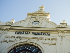 Kādēļ uz fasādes uzraksts Liepājas ģimnāzija?