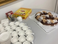 Pie tējas tases ar skolas direktoru