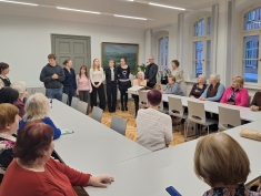 Pensionēto skolotāju biedrība viesojas ģimnāzijā