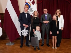 Kopā ar prezidentu iededz Rīgas pils Ziemassvētku egli