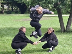 Skolēni saliedējas sportojot