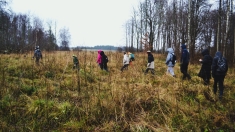 Biologu skolas ekspedīcija mežā