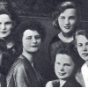 1925.gads, M.Ķempe ar draudzenēm pirms izlaiduma